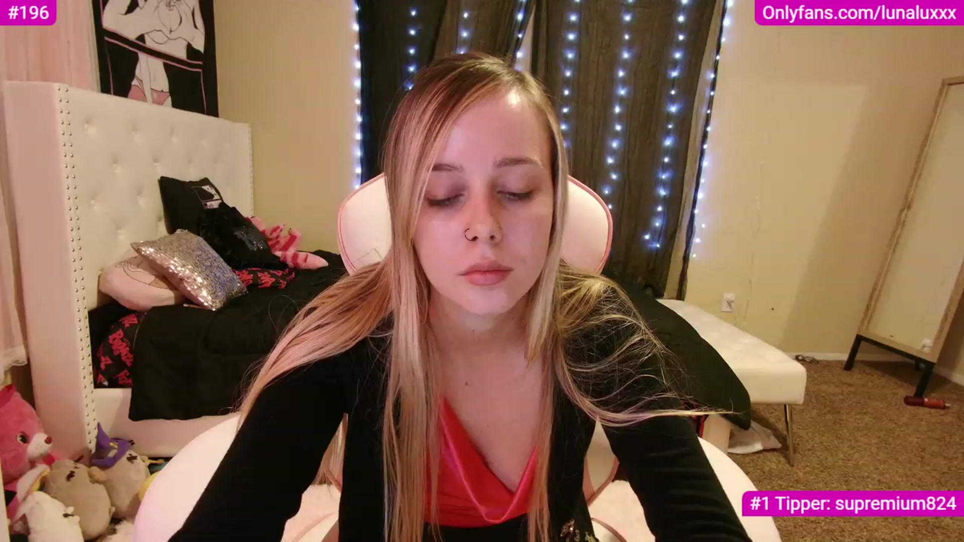 Gallery image thumbnail from lunalovelyy's myfreecams stream on, 12/01/2022, 10:03 image 8 of 20