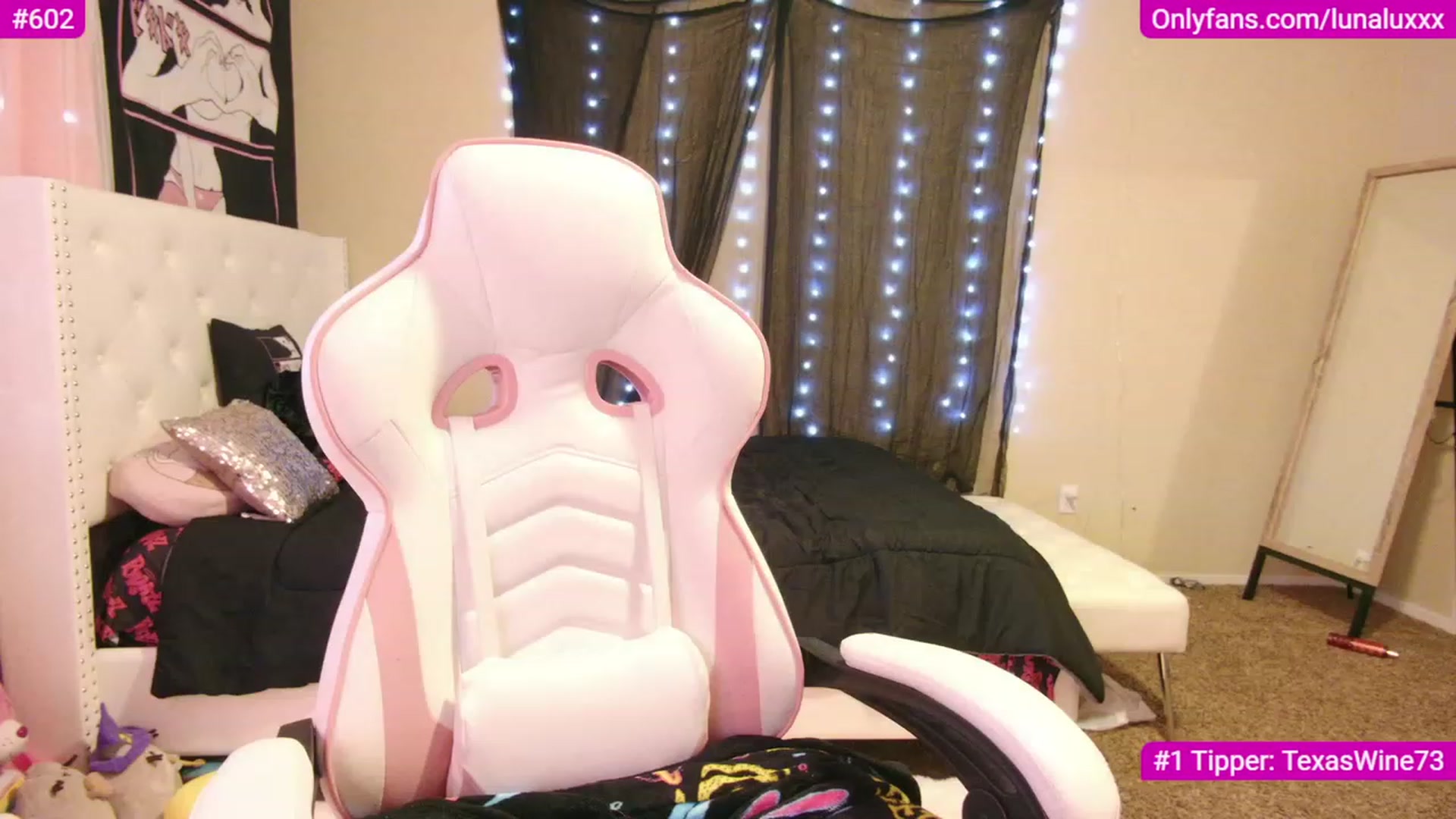 Gallery image thumbnail from lunalovelyy's myfreecams stream on, 12/03/2022, 24:03 image 15 of 20