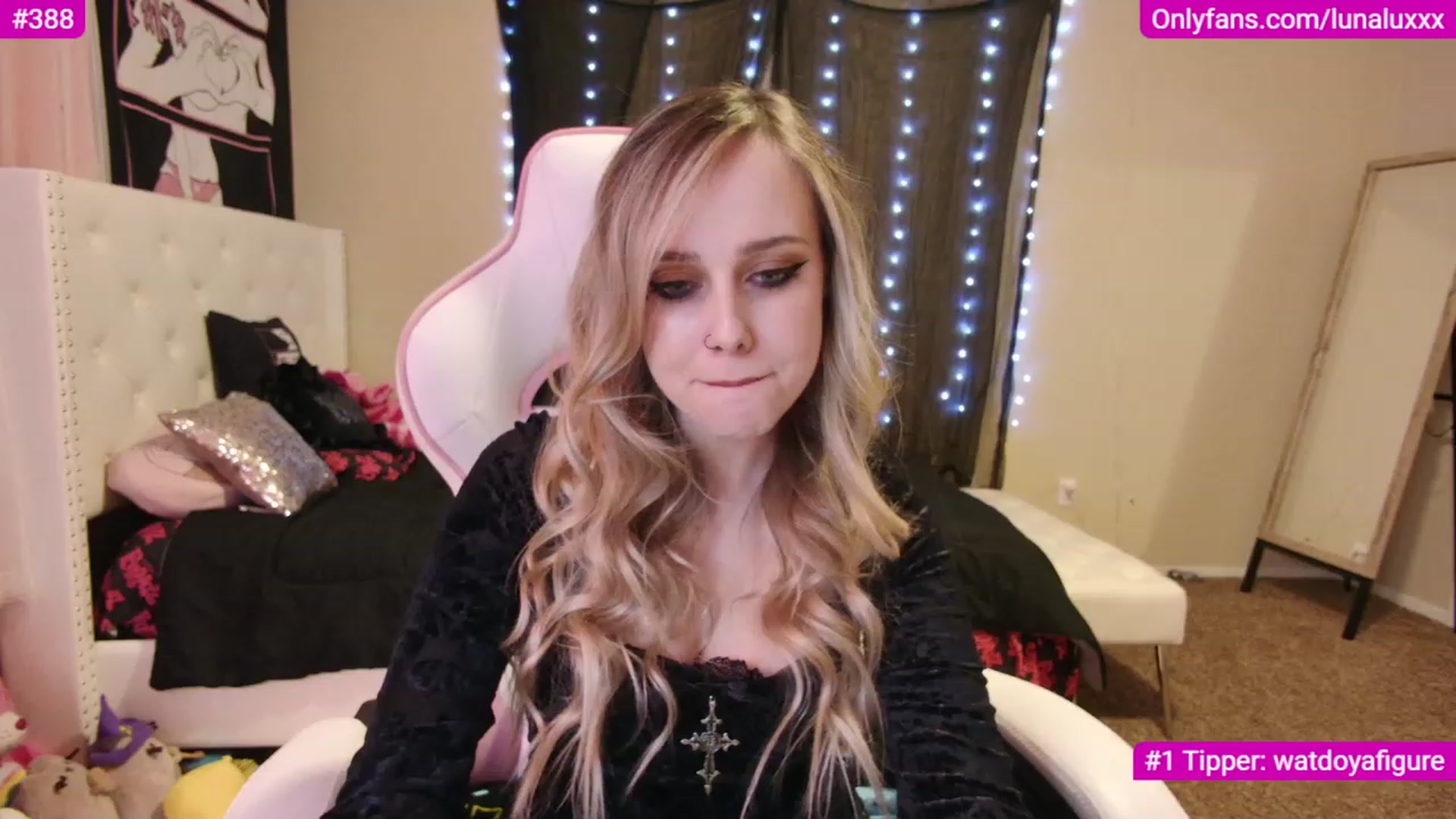 Gallery image thumbnail from lunalovelyy's myfreecams stream on, 12/04/2022, 04:56 image 14 of 20