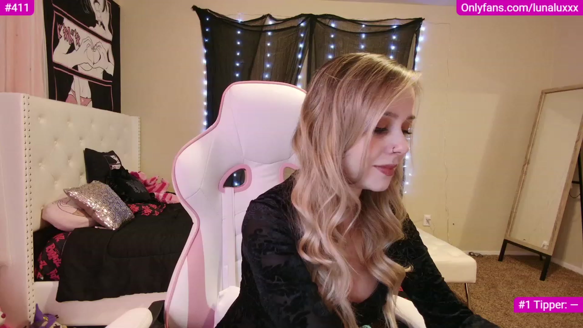 Gallery image thumbnail from lunalovelyy's myfreecams stream on, 12/04/2022, 04:56 image 1 of 20