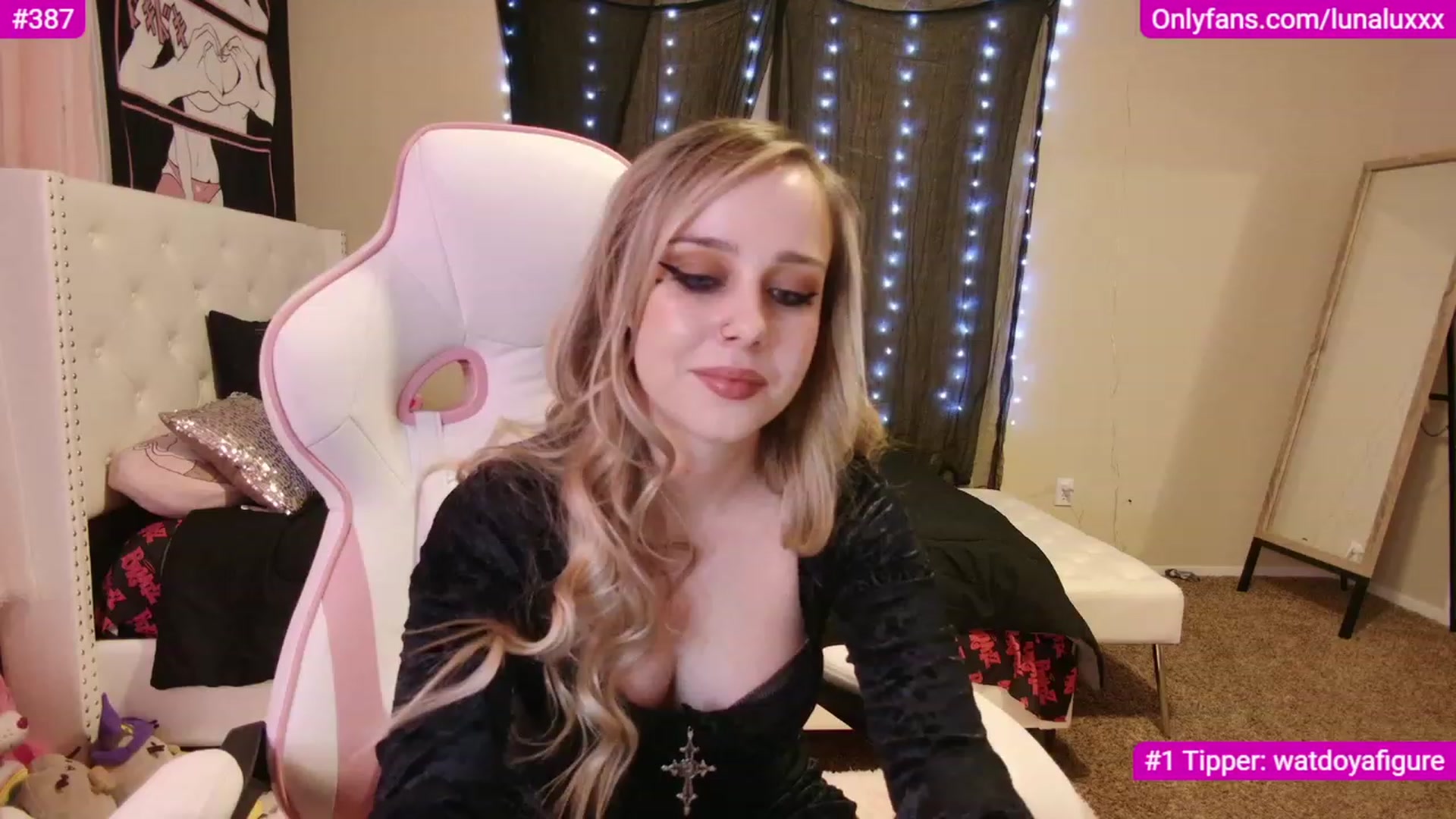 Gallery image thumbnail from lunalovelyy's myfreecams stream on, 12/04/2022, 05:59 image 2 of 20
