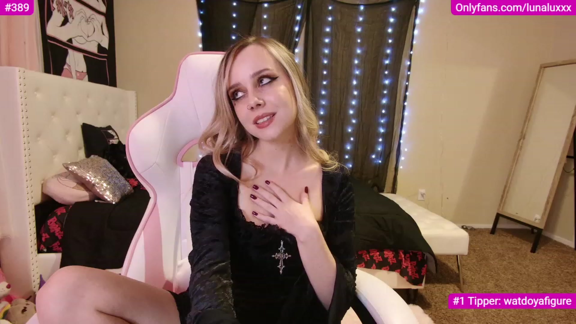 Gallery image thumbnail from lunalovelyy's myfreecams stream on, 12/04/2022, 05:59 image 4 of 20