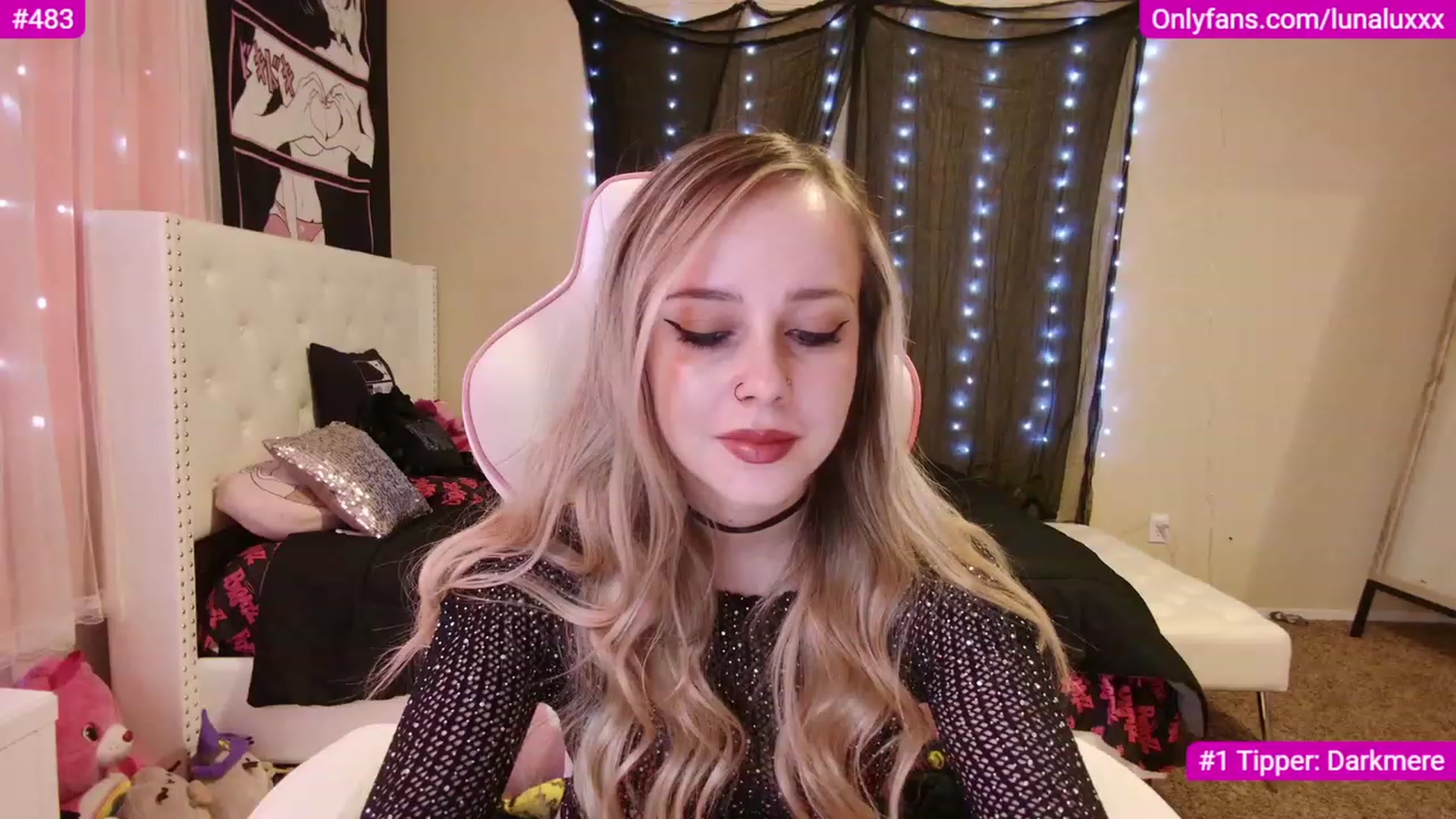Gallery image thumbnail from lunalovelyy's myfreecams stream on, 12/05/2022, 24:05 image 6 of 20