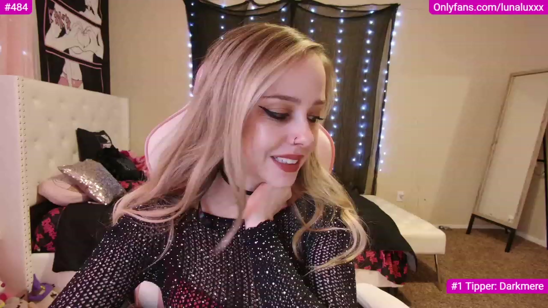 Gallery image thumbnail from lunalovelyy's myfreecams stream on, 12/05/2022, 24:05 image 13 of 20