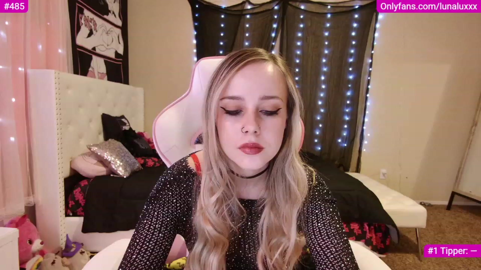 Gallery image thumbnail from lunalovelyy's myfreecams stream on, 12/05/2022, 24:05 image 4 of 20