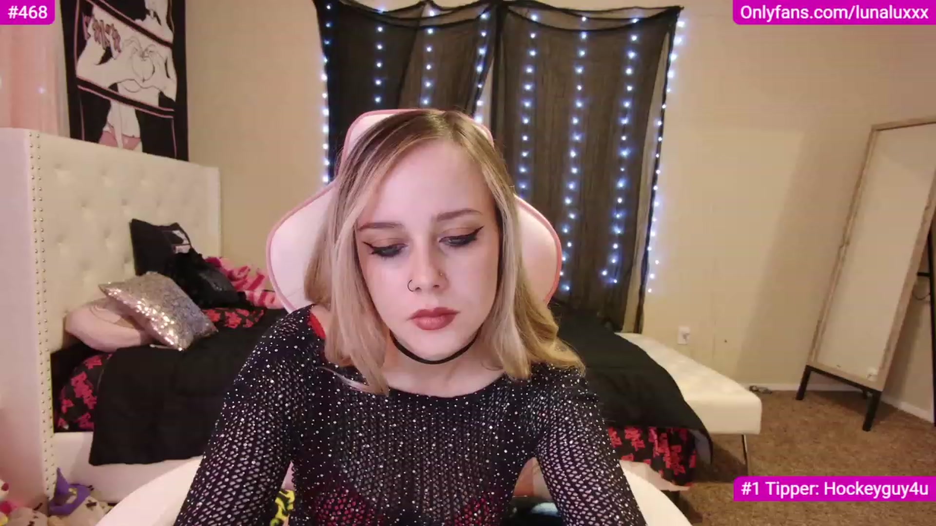 Gallery image thumbnail from lunalovelyy's myfreecams stream on, 12/05/2022, 24:05 image 20 of 20