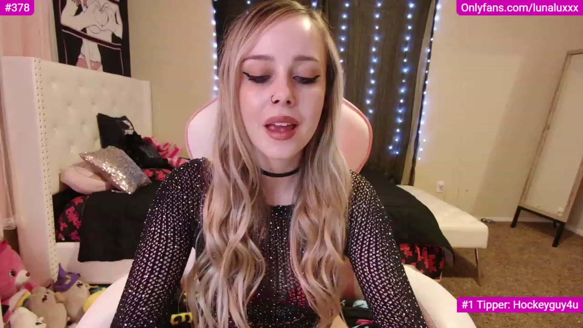 Gallery image thumbnail from lunalovelyy's myfreecams stream on, 12/05/2022, 01:16 image 7 of 20