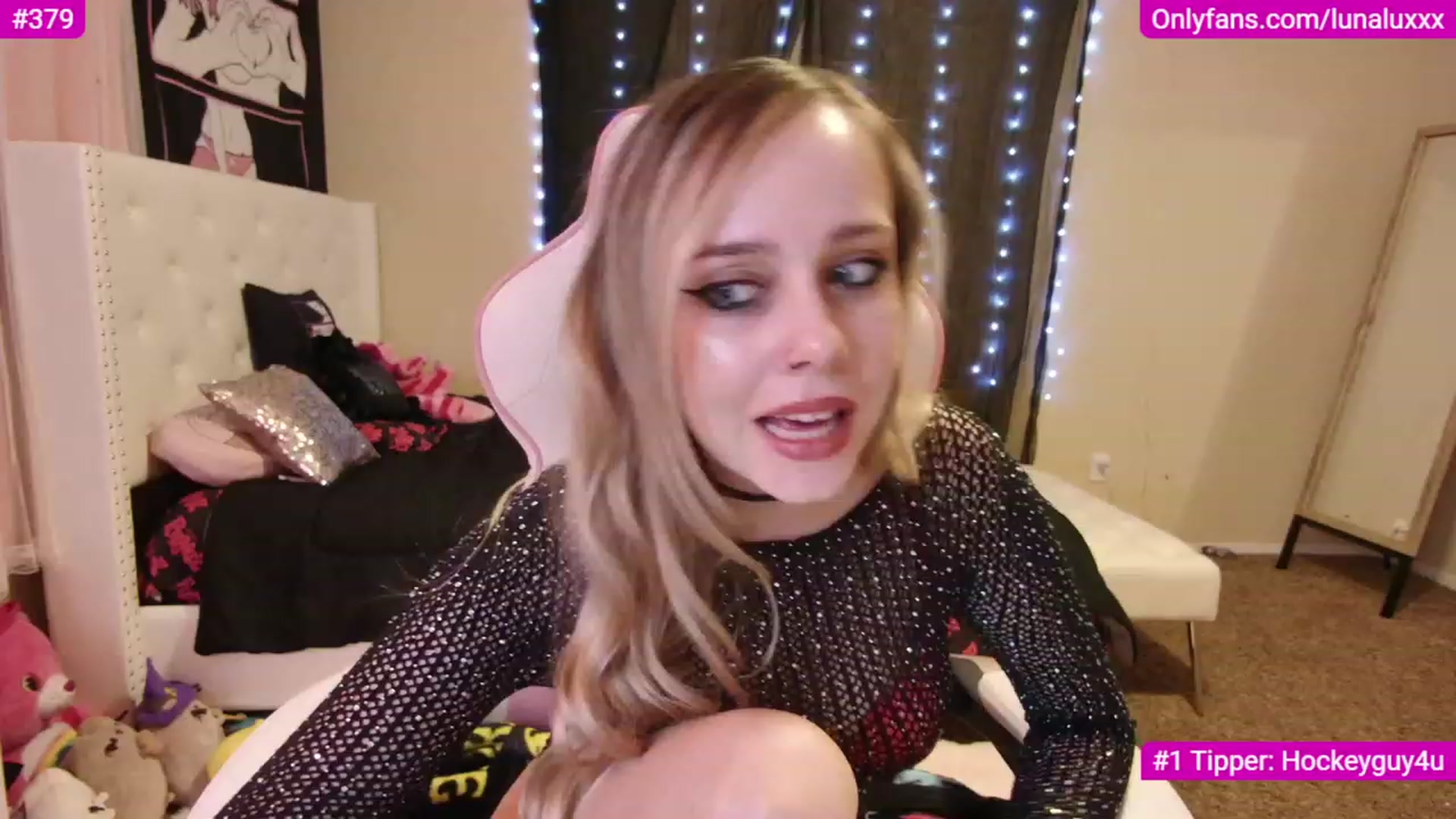 Gallery image thumbnail from lunalovelyy's myfreecams stream on, 12/05/2022, 01:16 image 11 of 20