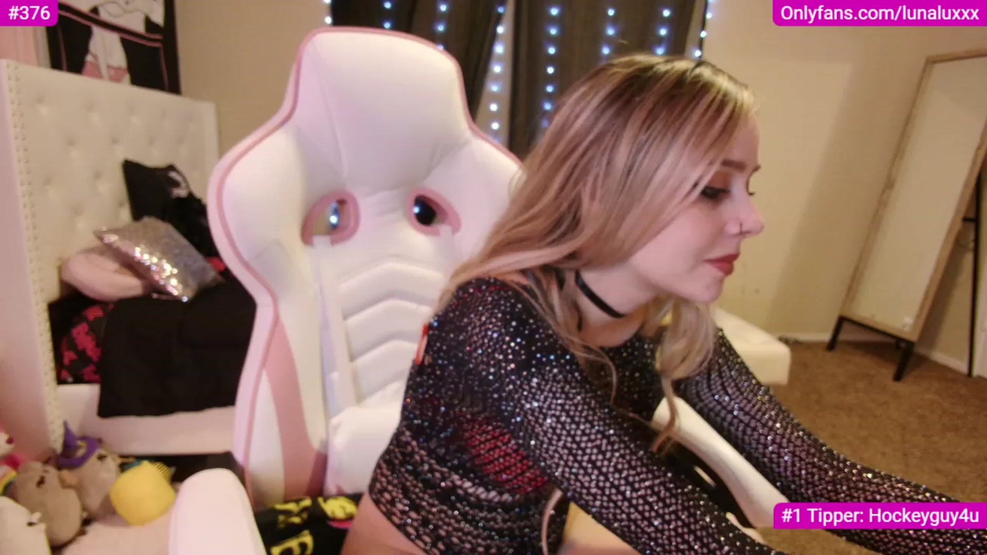 Gallery image thumbnail from lunalovelyy's myfreecams stream on, 12/05/2022, 01:16 image 19 of 20