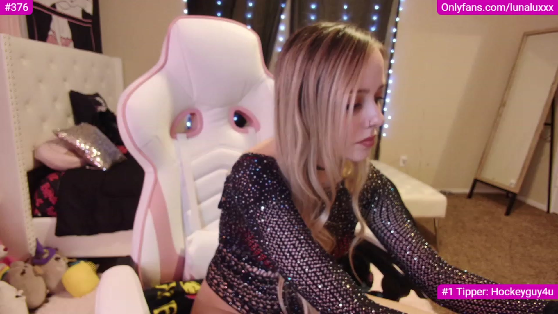 Gallery image thumbnail from lunalovelyy's myfreecams stream on, 12/05/2022, 01:16 image 18 of 20