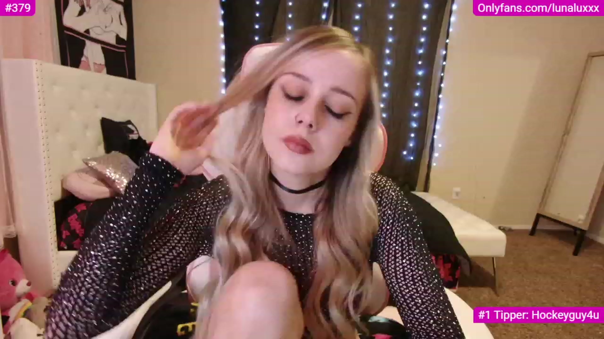 Gallery image thumbnail from lunalovelyy's myfreecams stream on, 12/05/2022, 01:16 image 9 of 20