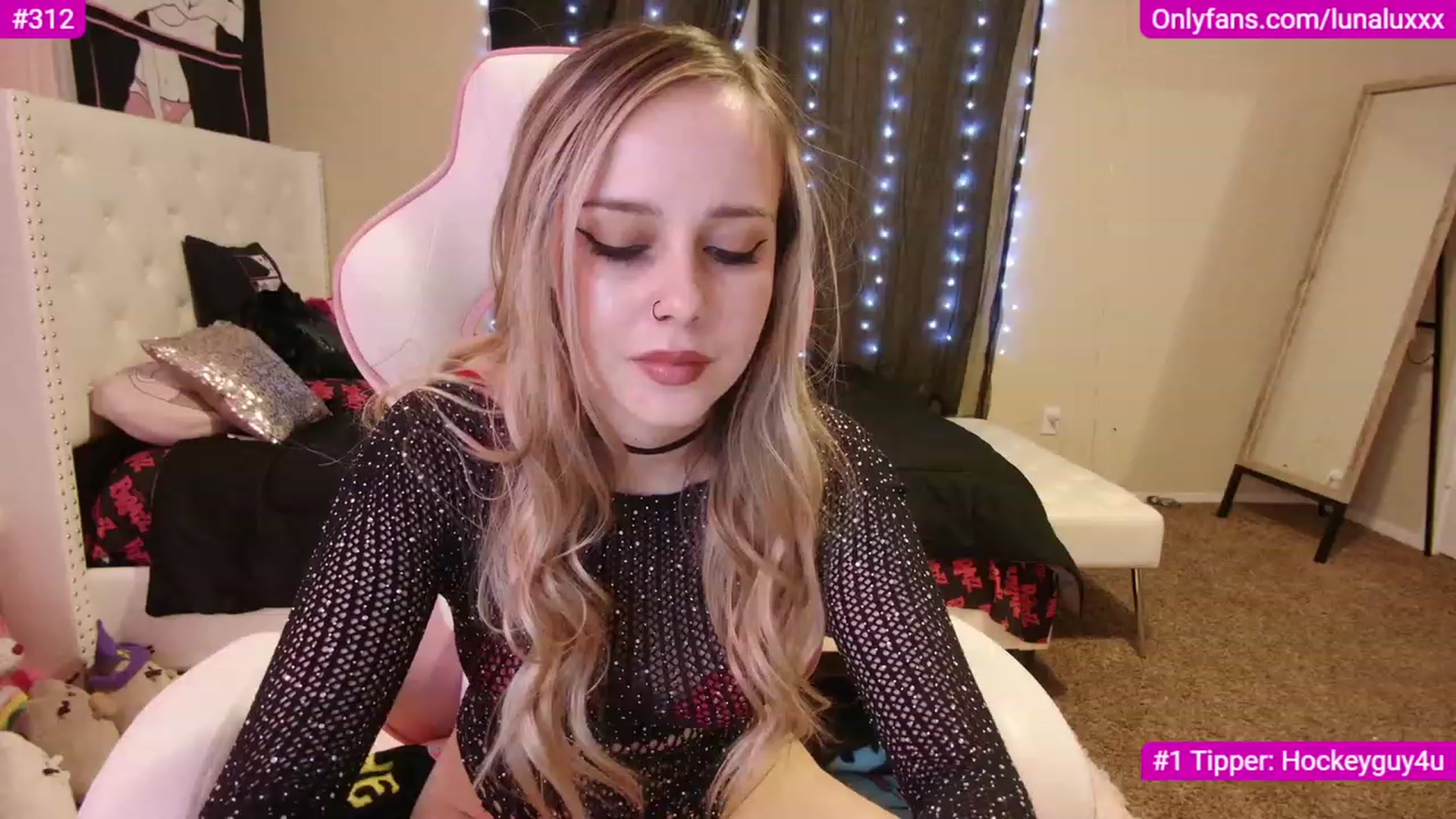 Gallery image thumbnail from lunalovelyy's myfreecams stream on, 12/05/2022, 02:55 image 5 of 20