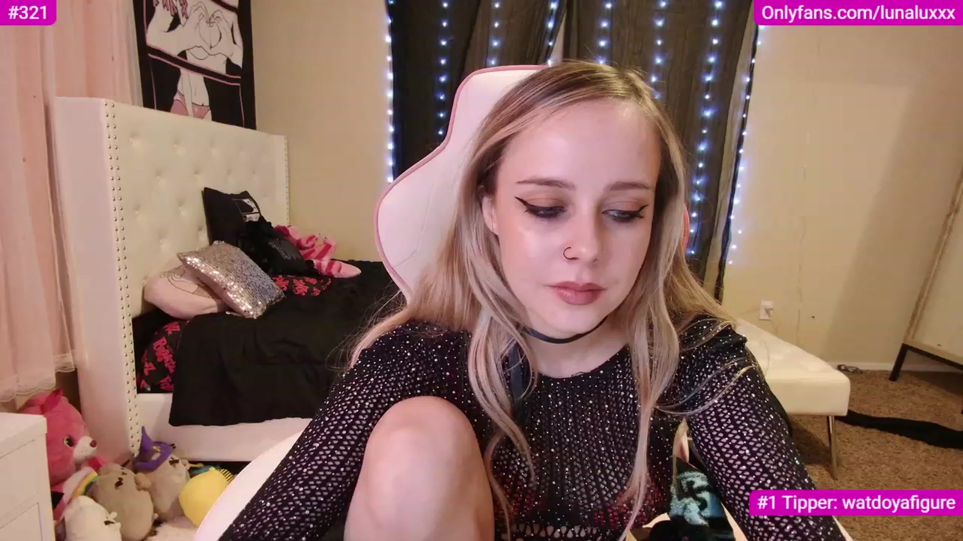 Gallery image thumbnail from lunalovelyy's myfreecams stream on, 12/05/2022, 05:15 image 11 of 20
