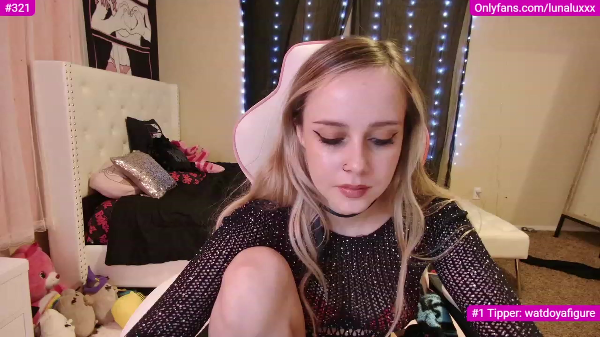 Gallery image thumbnail from lunalovelyy's myfreecams stream on, 12/05/2022, 05:15 image 10 of 20