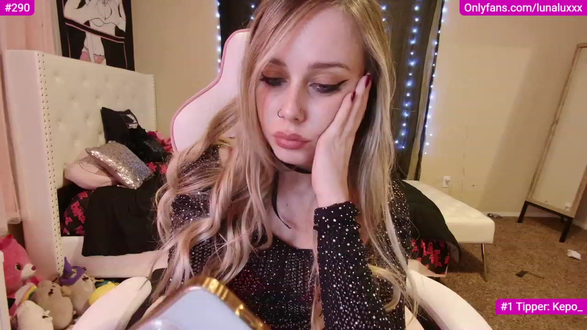 Gallery image thumbnail from lunalovelyy's myfreecams stream on, 12/05/2022, 07:02 image 20 of 20