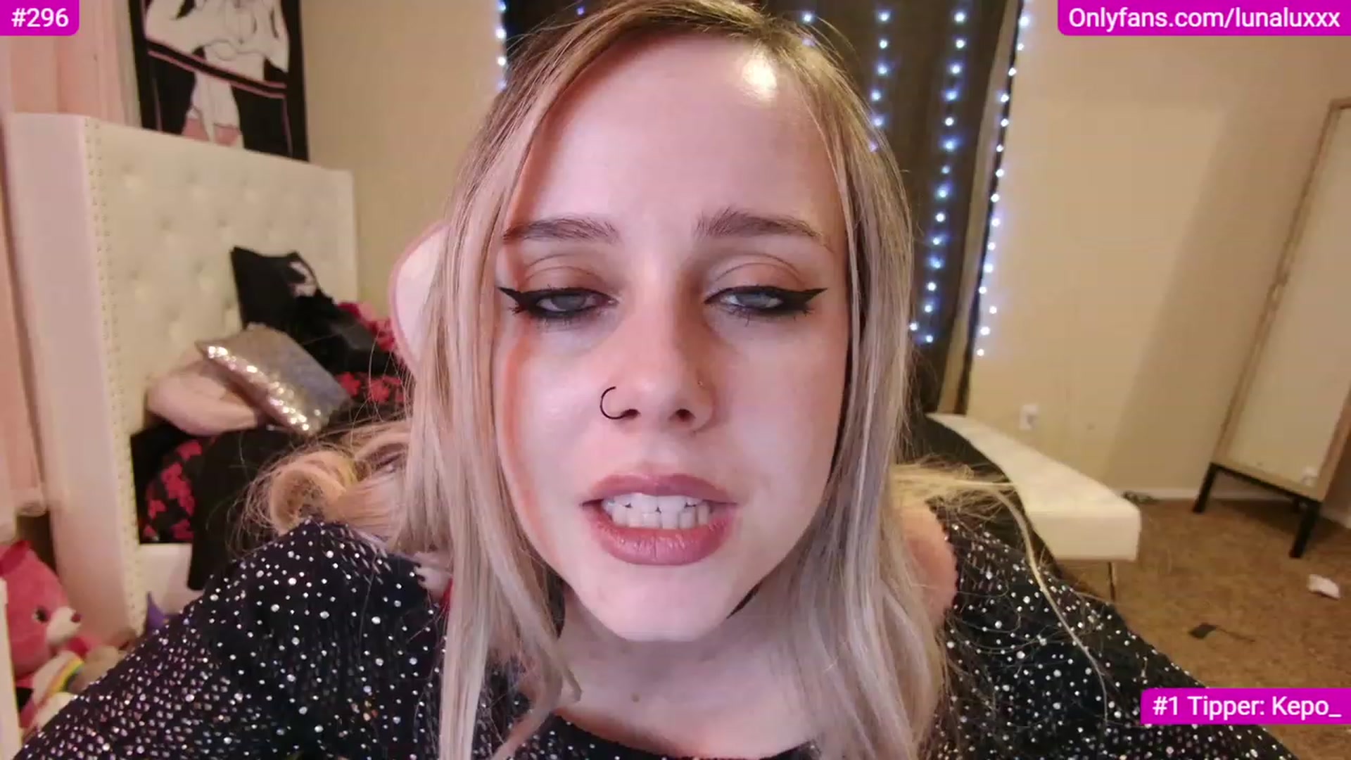 Gallery image thumbnail from lunalovelyy's myfreecams stream on, 12/05/2022, 07:02 image 15 of 20