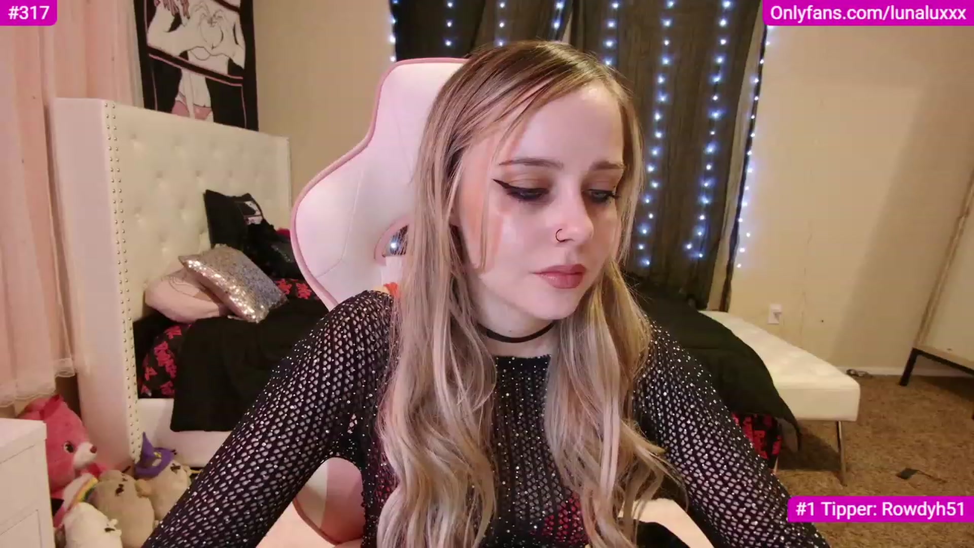 Gallery image thumbnail from lunalovelyy's myfreecams stream on, 12/05/2022, 07:02 image 5 of 20