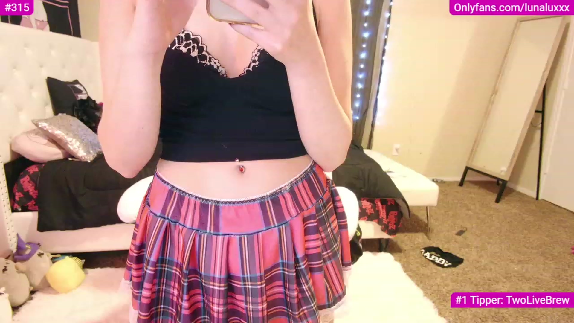 Gallery image thumbnail from lunalovelyy's myfreecams stream on, 12/07/2022, 04:36 image 6 of 20