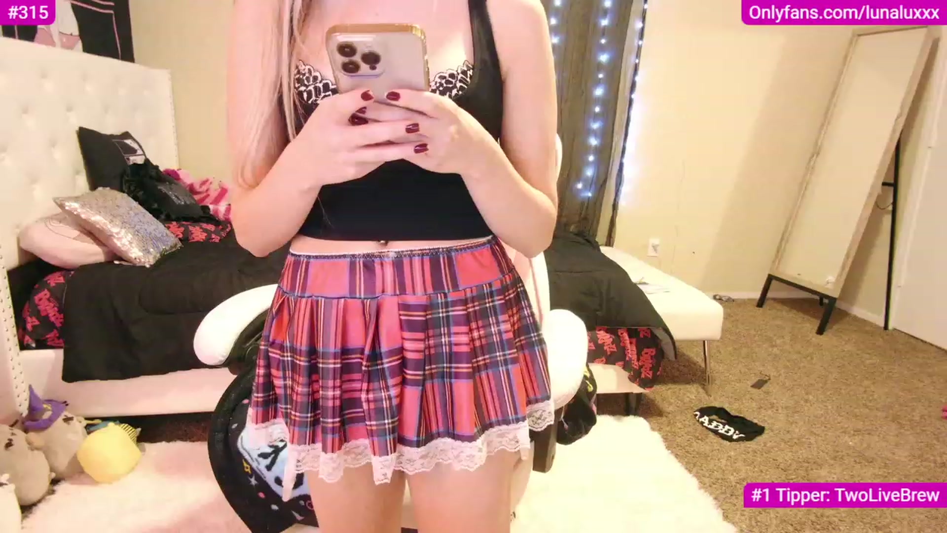 Gallery image thumbnail from lunalovelyy's myfreecams stream on, 12/07/2022, 04:36 image 8 of 20
