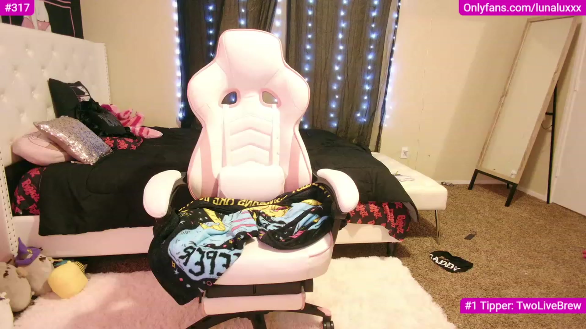 Gallery image thumbnail from lunalovelyy's myfreecams stream on, 12/07/2022, 04:36 image 19 of 20
