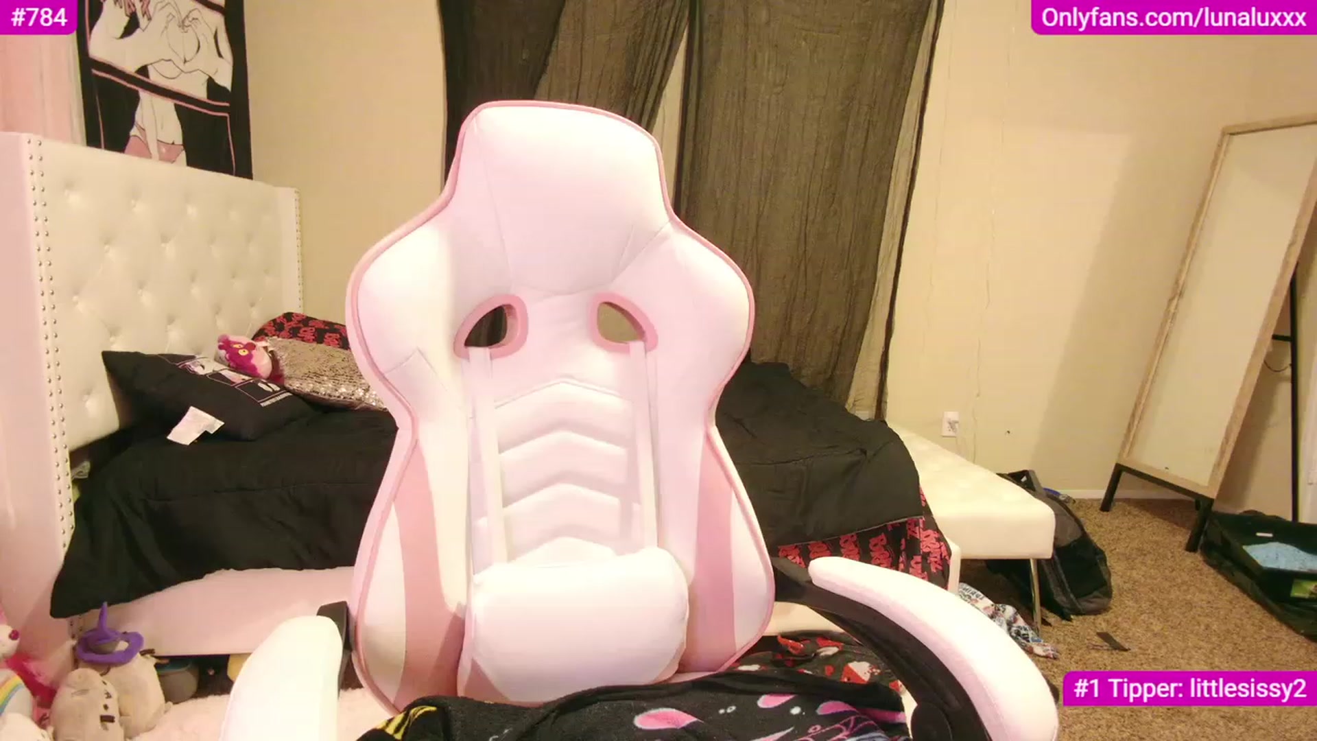 Gallery image thumbnail from lunalovelyy's myfreecams stream on, 12/14/2022, 22:46 image 3 of 20