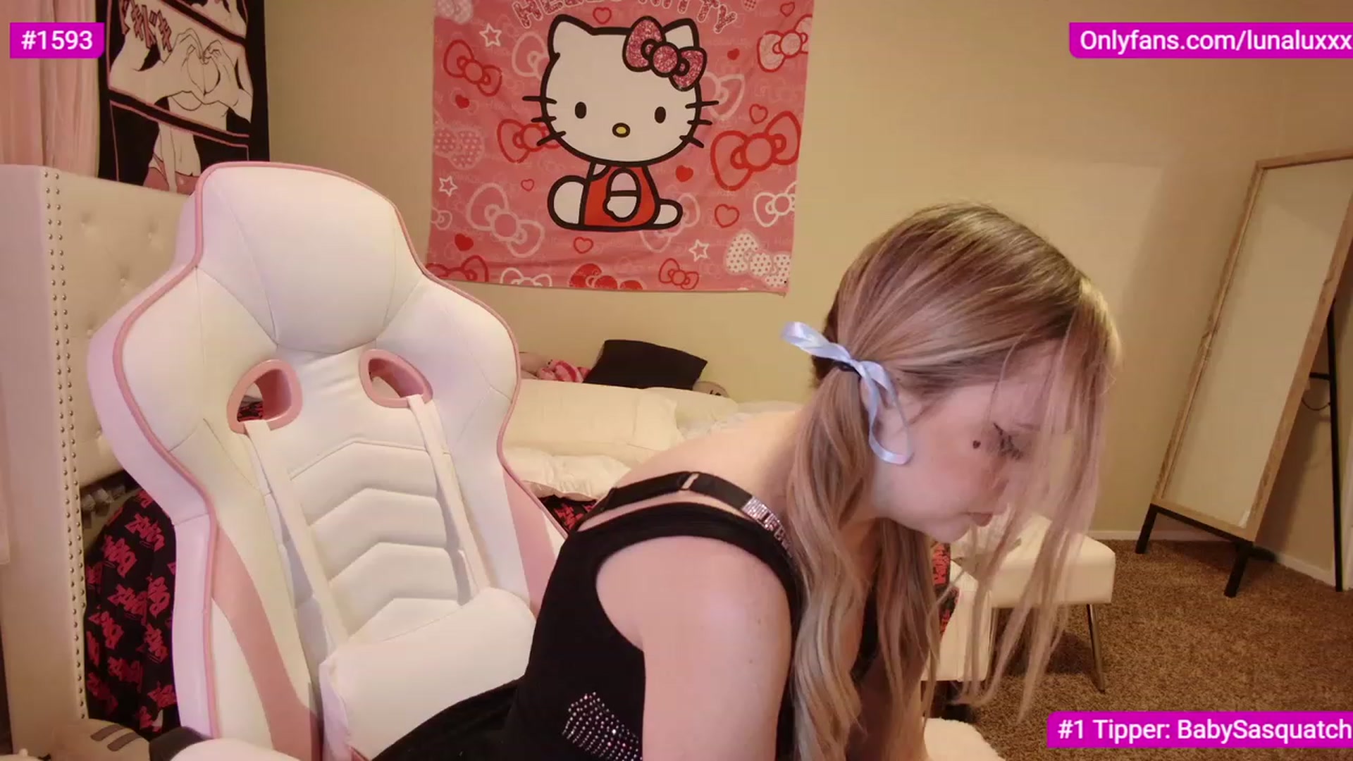 Gallery image thumbnail from lunalovelyy's myfreecams stream on, 01/03/2023, 04:05 image 6 of 20