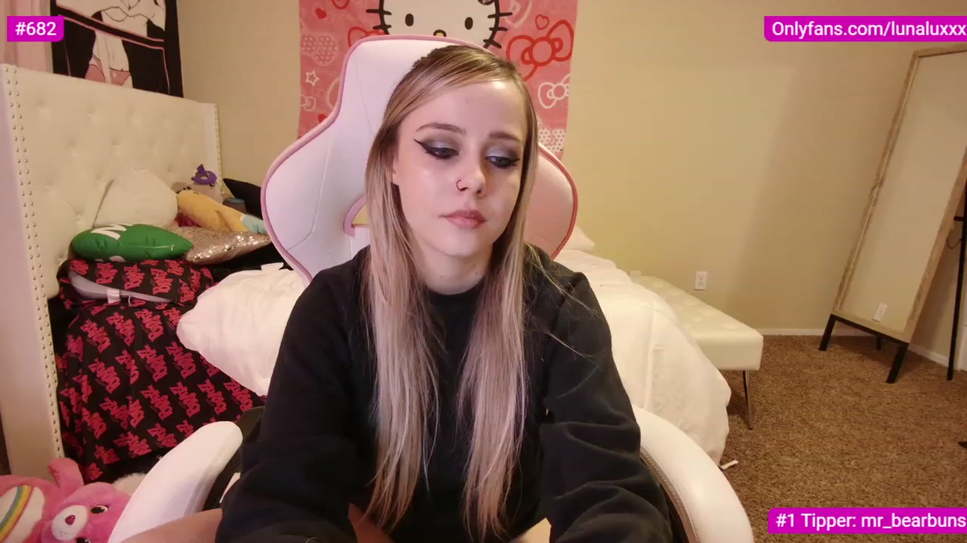 Gallery image thumbnail from lunalovelyy's myfreecams stream on, 03/04/2023, 07:12 image 13 of 20