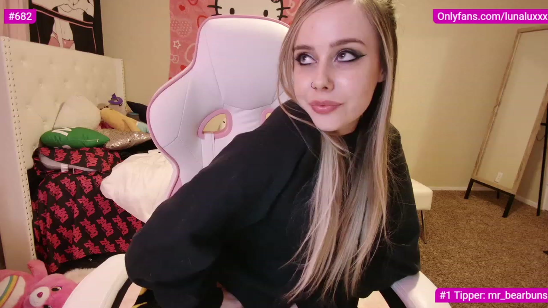 Gallery image thumbnail from lunalovelyy's myfreecams stream on, 03/04/2023, 07:12 image 9 of 20