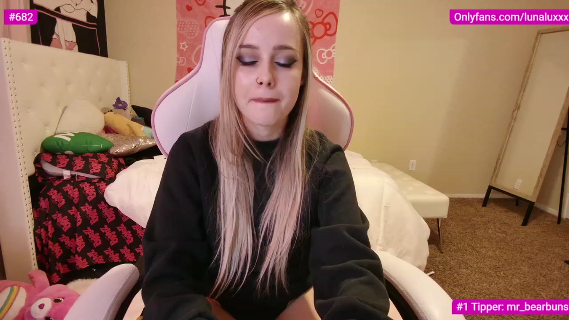 Gallery image thumbnail from lunalovelyy's myfreecams stream on, 03/04/2023, 07:12 image 10 of 20