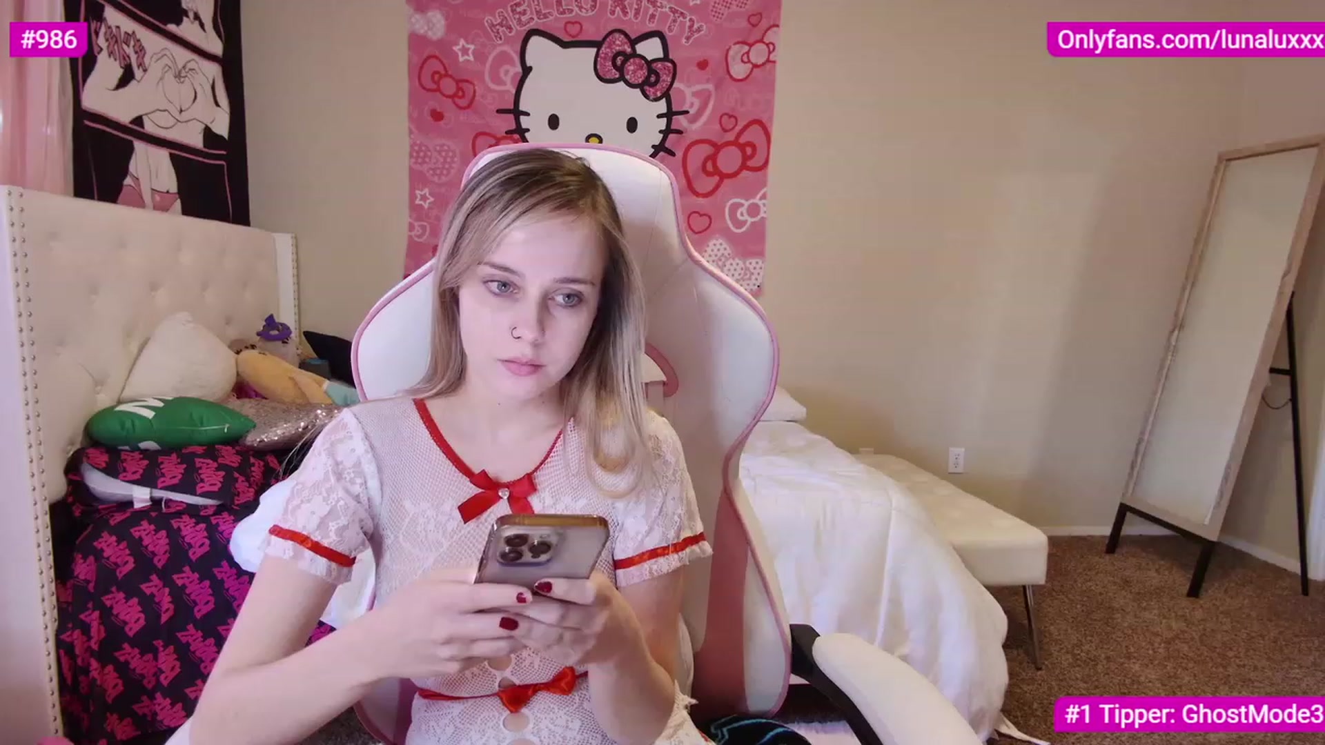 Gallery image thumbnail from lunalovelyy's myfreecams stream on, 03/08/2023, 24:22 image 17 of 20