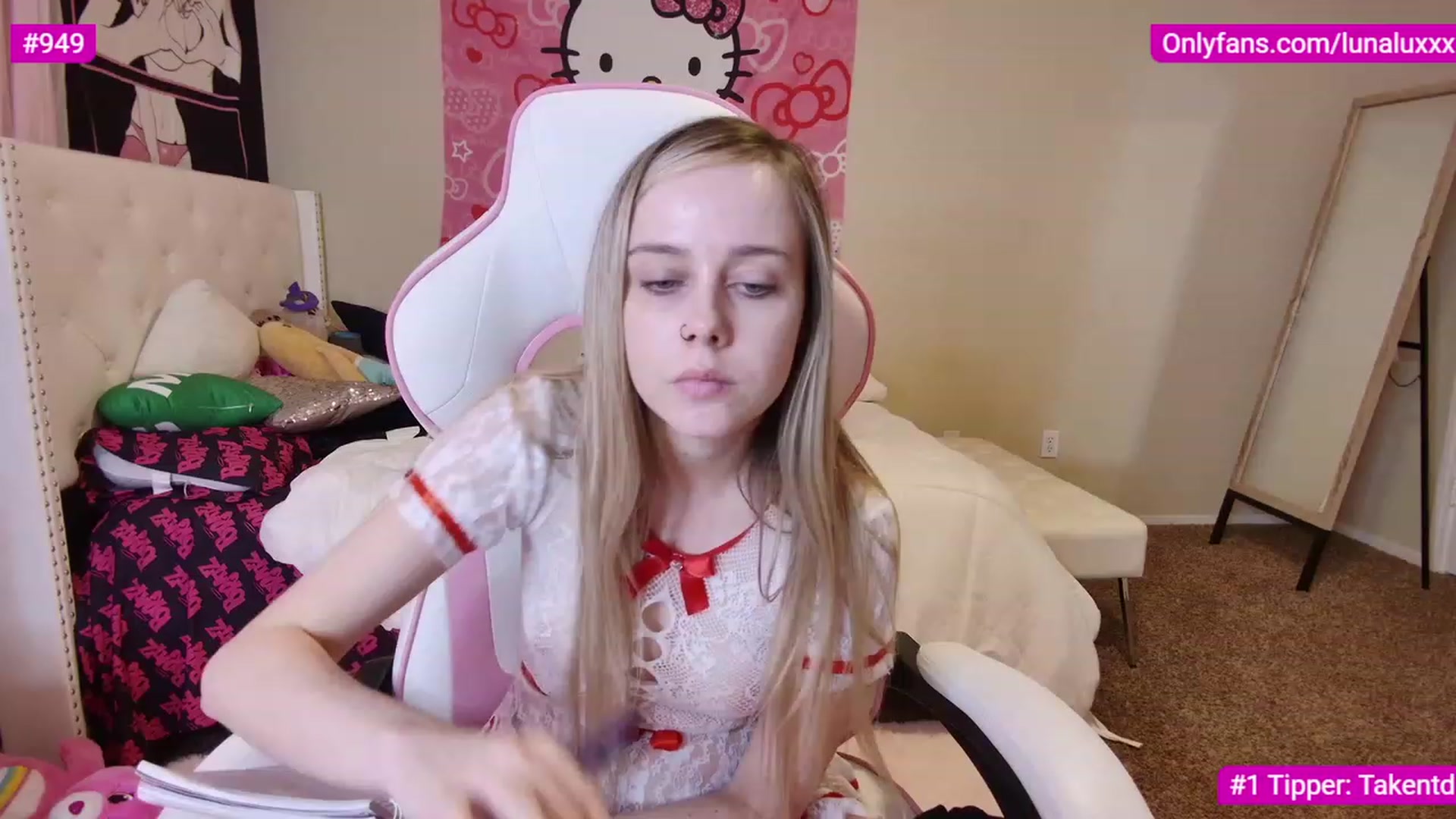 Gallery image thumbnail from lunalovelyy's myfreecams stream on, 03/08/2023, 01:32 image 16 of 20