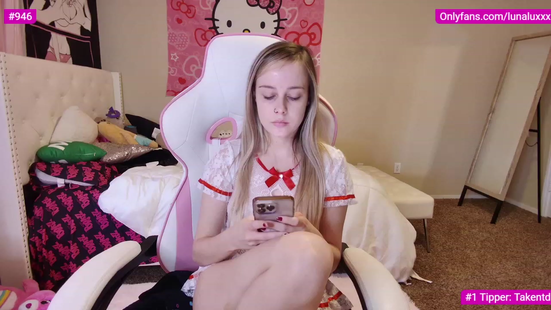 Gallery image thumbnail from lunalovelyy's myfreecams stream on, 03/08/2023, 01:32 image 8 of 20