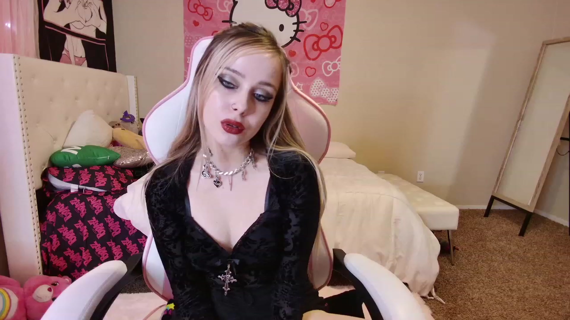 Gallery image thumbnail from lunalovelyy's myfreecams stream on, 03/09/2023, 01:20 image 7 of 20