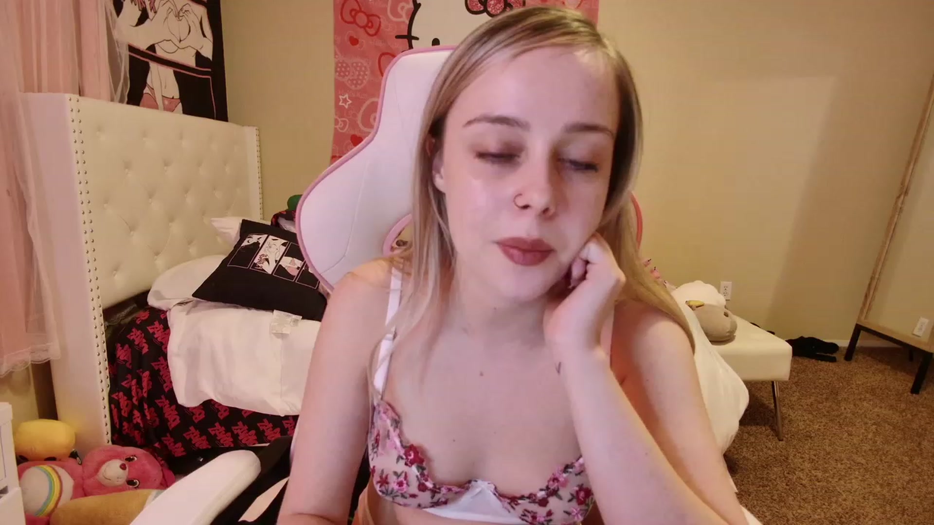 Gallery image thumbnail from lunalovelyy's myfreecams stream on, 03/13/2023, 05:07 image 16 of 20