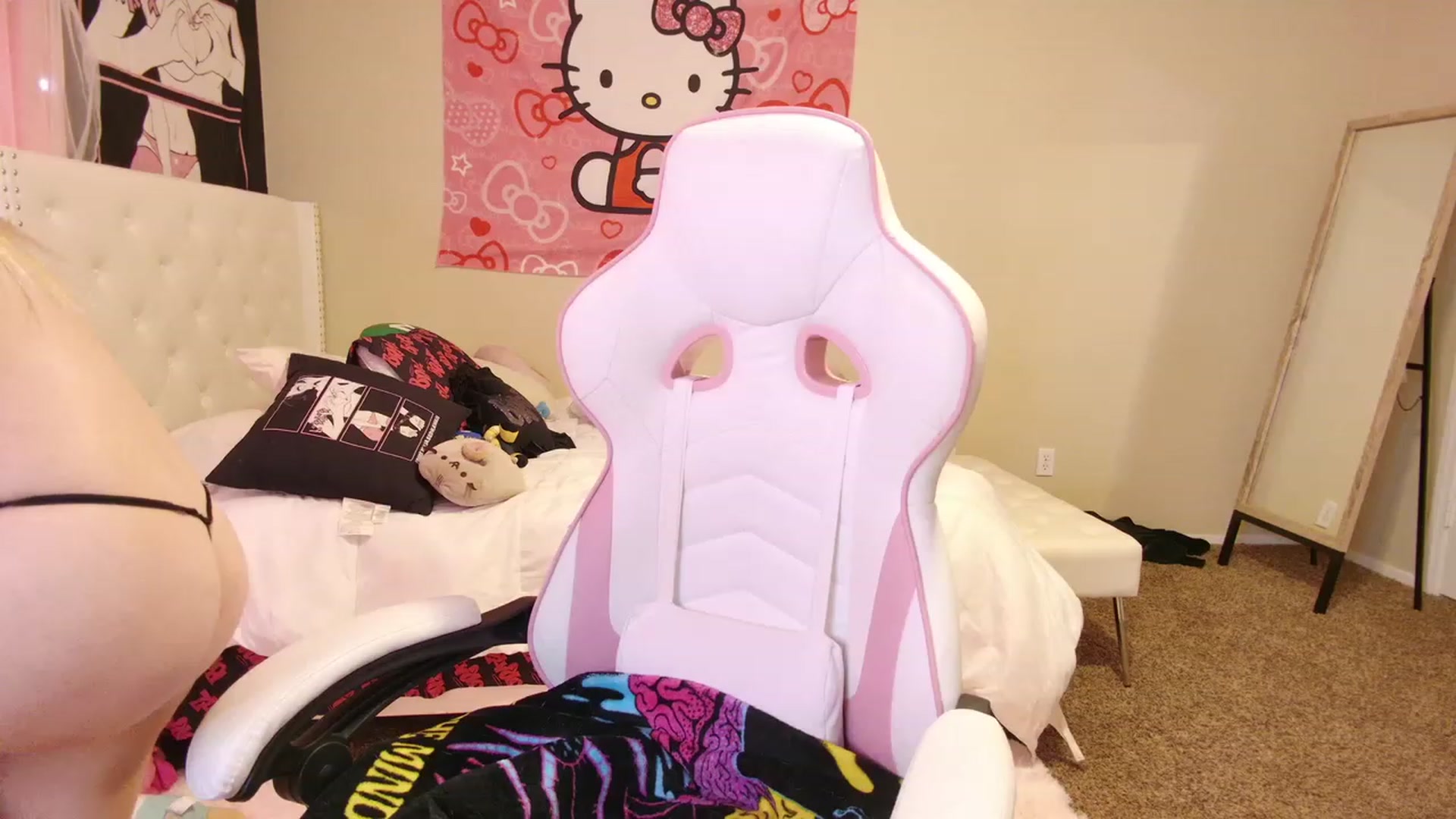 Gallery image thumbnail from lunalovelyy's myfreecams stream on, 03/13/2023, 23:45 image 3 of 20