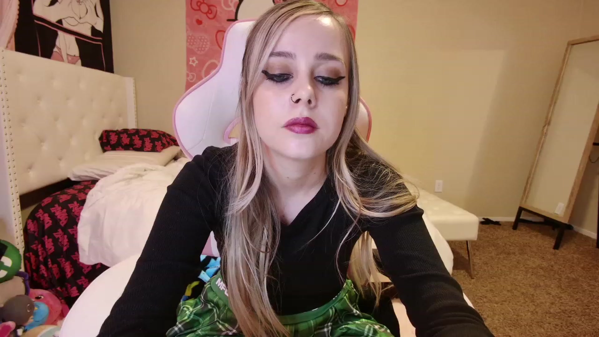 Gallery image thumbnail from lunalovelyy's myfreecams stream on, 03/18/2023, 07:40 image 3 of 20