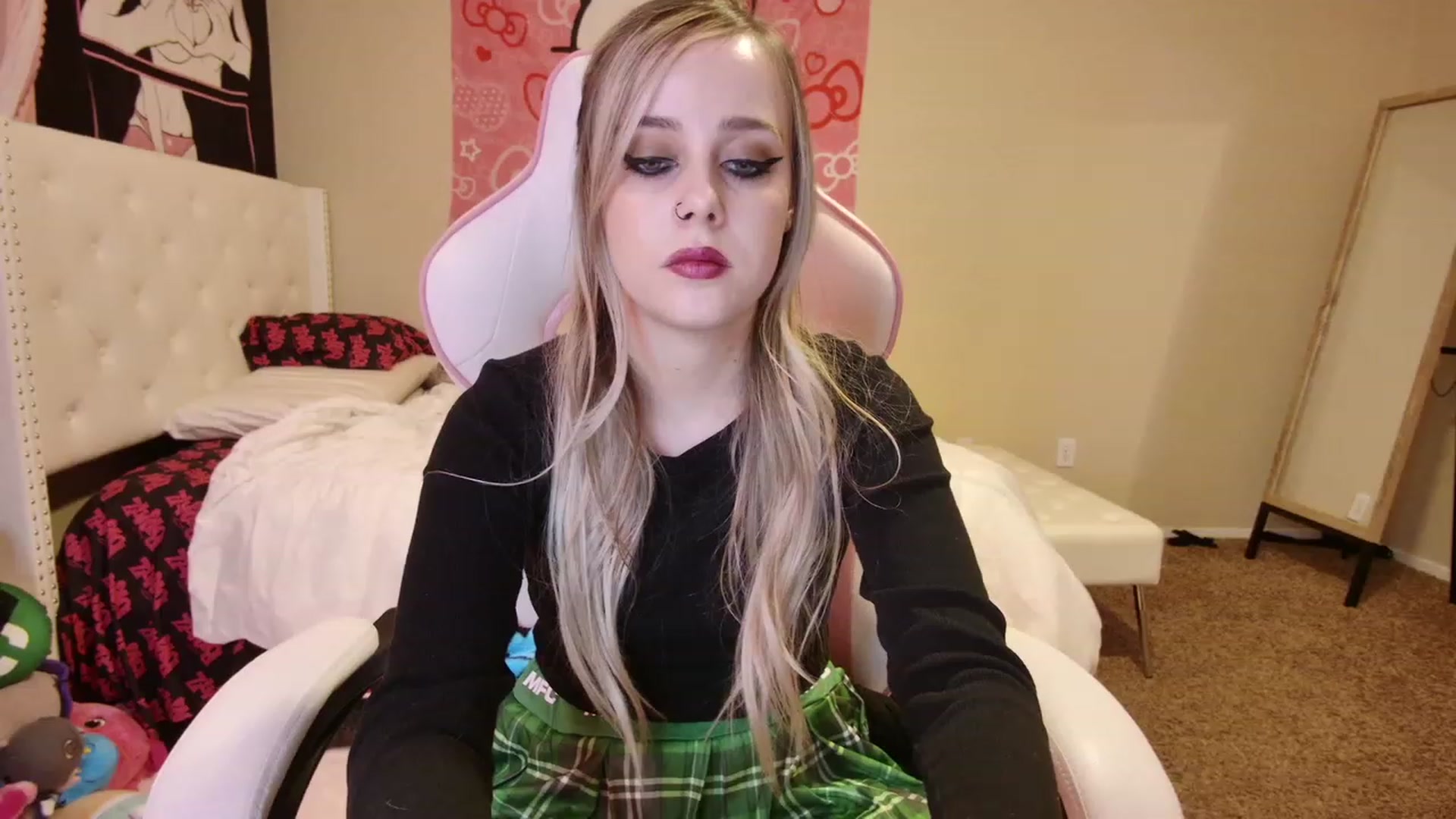 Gallery image thumbnail from lunalovelyy's myfreecams stream on, 03/18/2023, 07:40 image 4 of 20