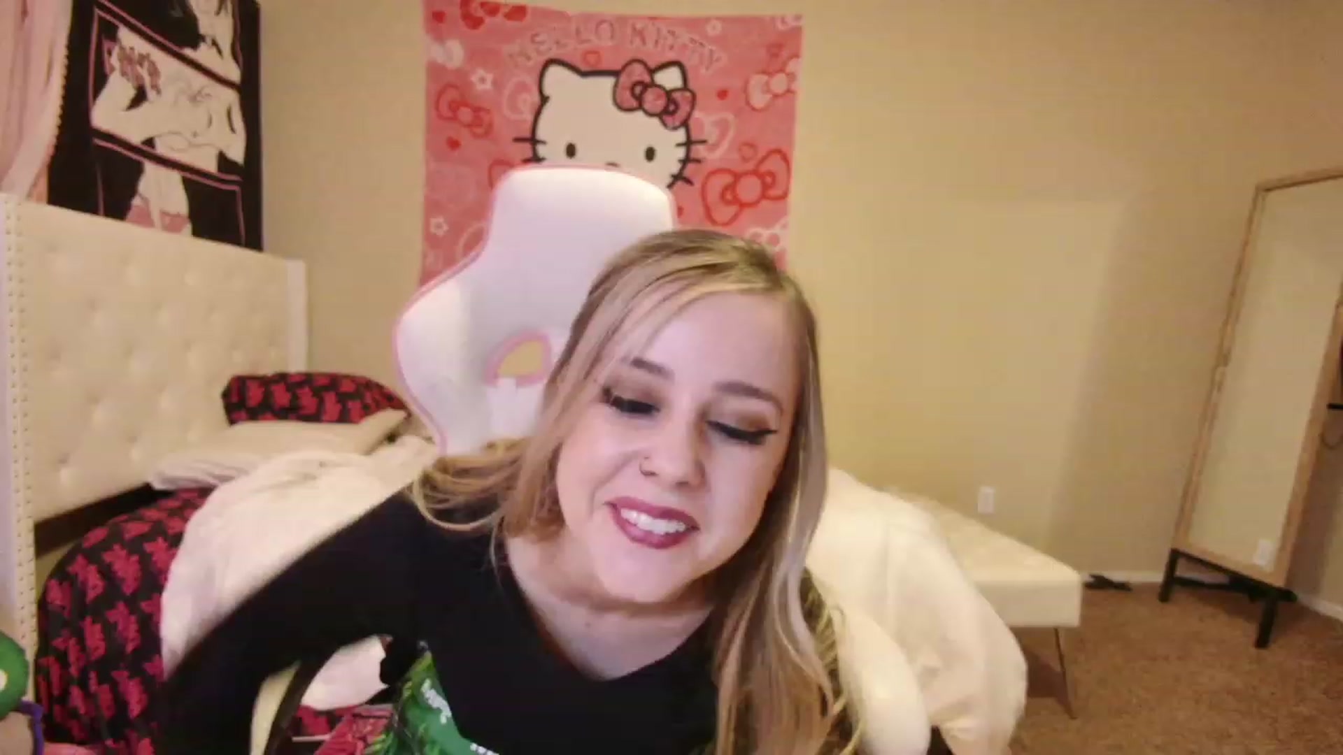 Gallery image thumbnail from lunalovelyy's myfreecams stream on, 03/18/2023, 07:40 image 9 of 20