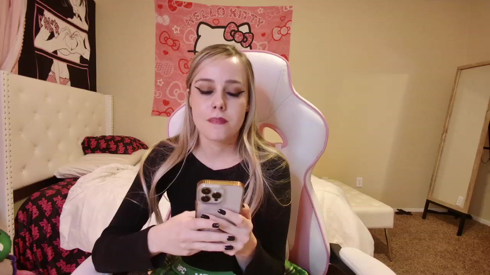 Gallery image thumbnail from lunalovelyy's myfreecams stream on, 03/18/2023, 07:40 image 17 of 20