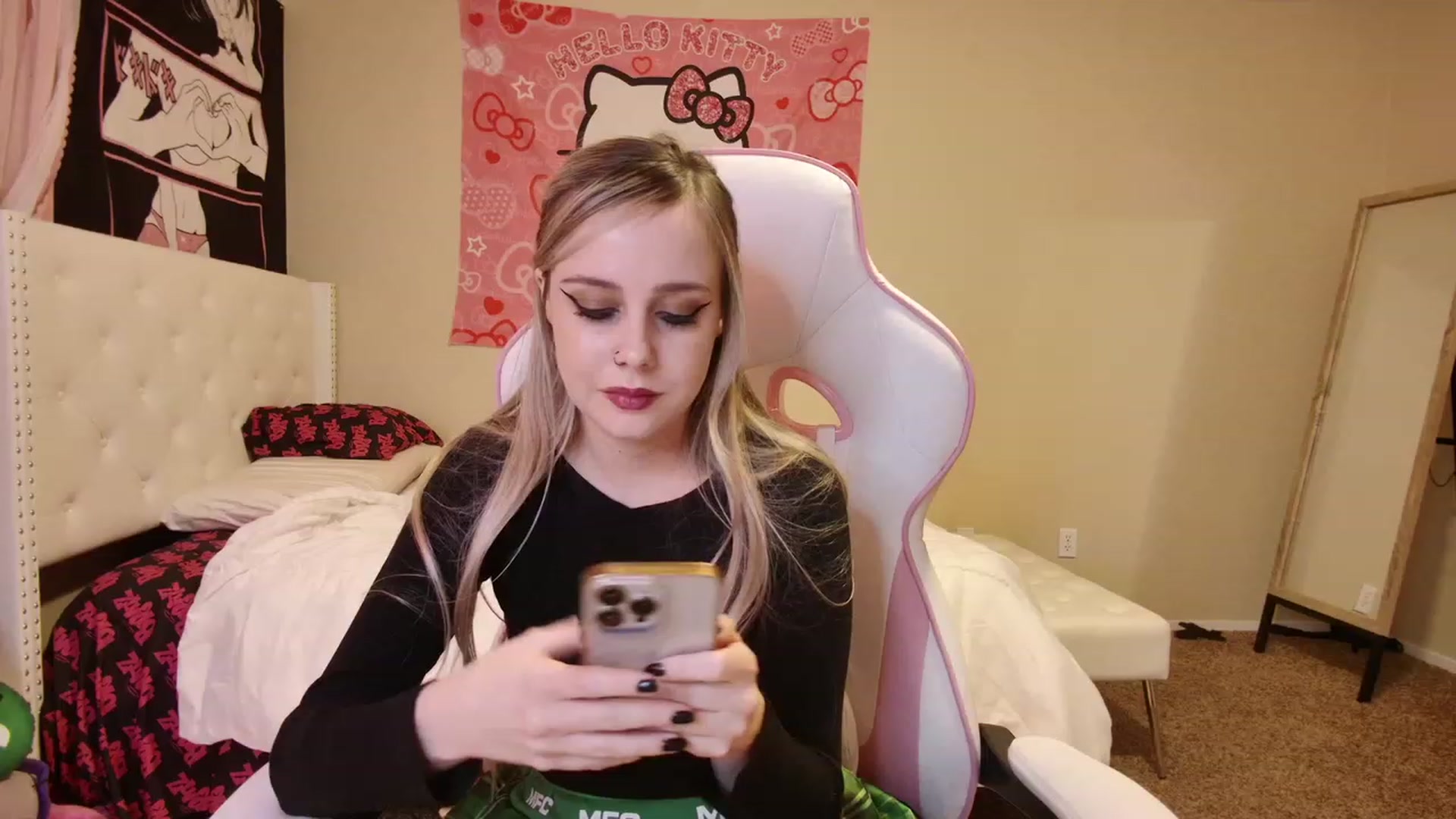 Gallery image thumbnail from lunalovelyy's myfreecams stream on, 03/18/2023, 07:40 image 18 of 20