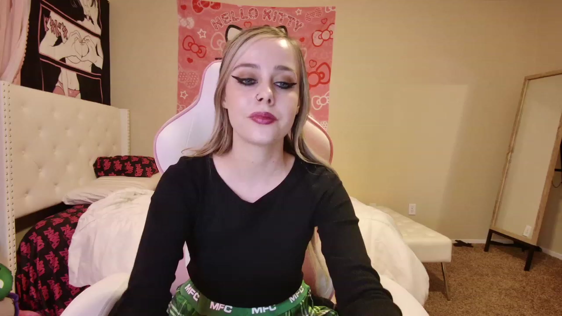 Gallery image thumbnail from lunalovelyy's myfreecams stream on, 03/18/2023, 07:40 image 10 of 20