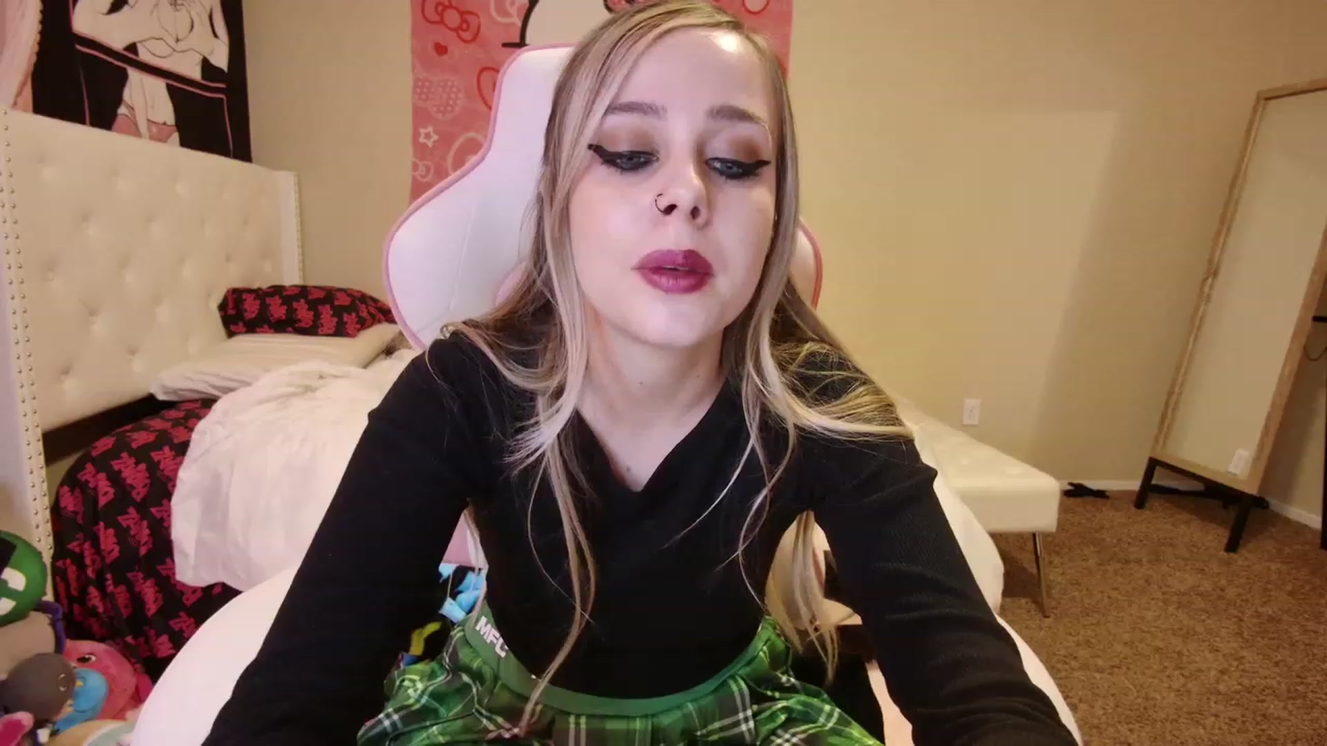 Gallery image thumbnail from lunalovelyy's myfreecams stream on, 03/18/2023, 07:40 image 1 of 20