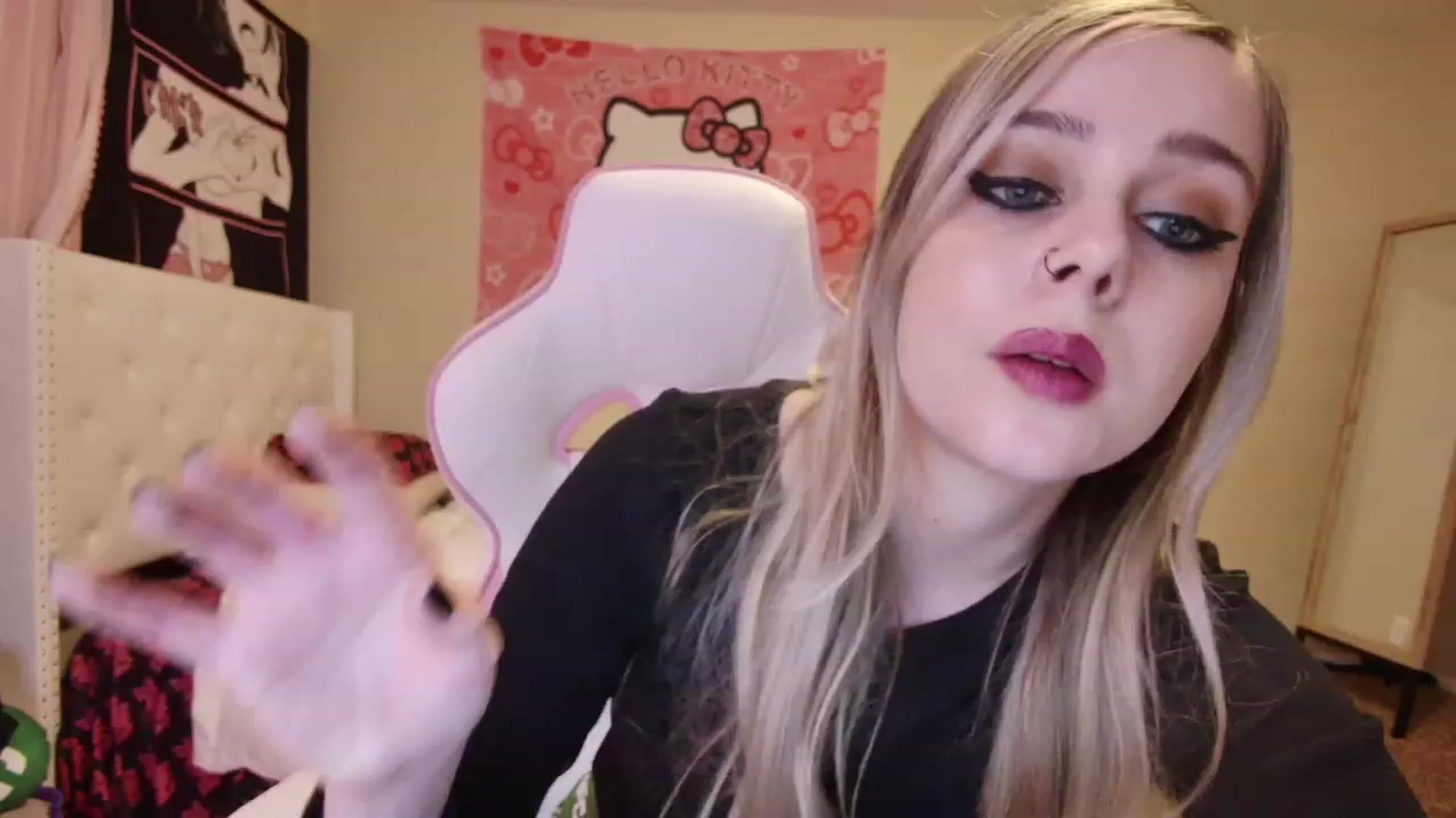 Gallery image thumbnail from lunalovelyy's myfreecams stream on, 03/18/2023, 08:10 image 6 of 20