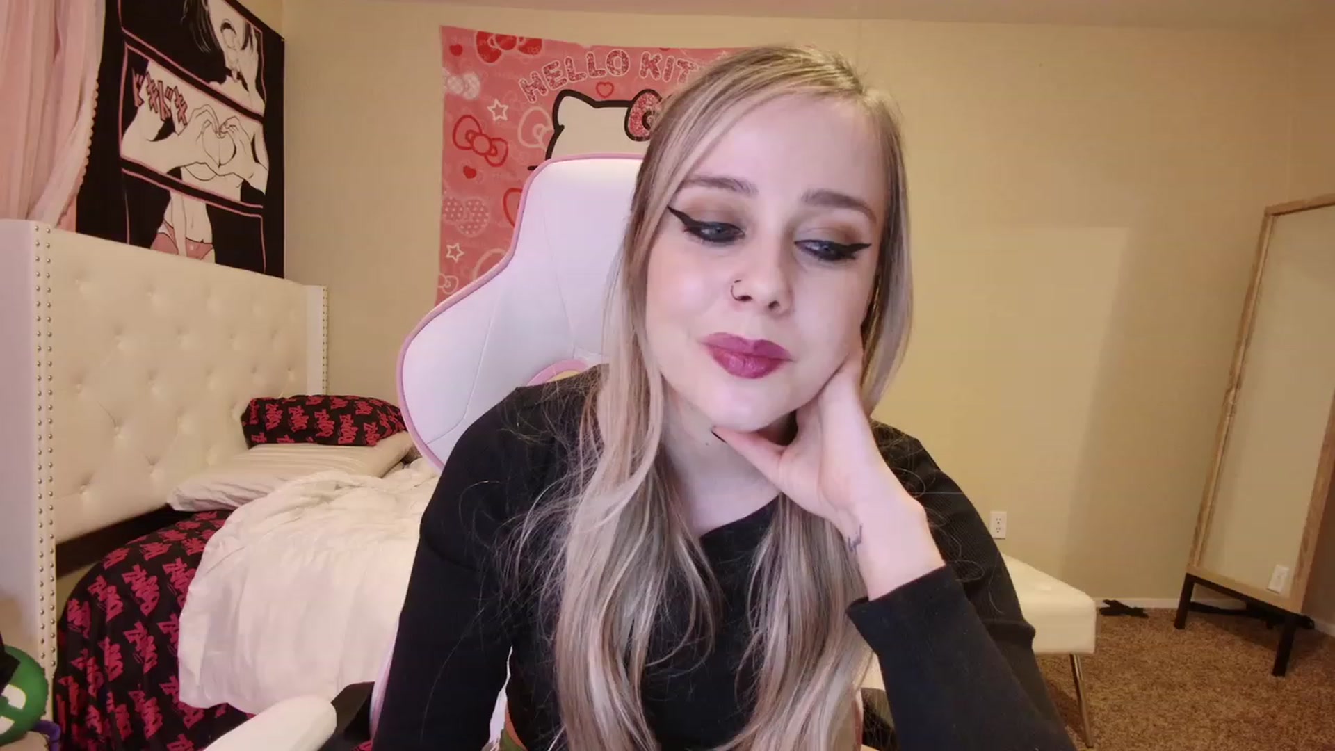 Gallery image thumbnail from lunalovelyy's myfreecams stream on, 03/18/2023, 08:10 image 8 of 20