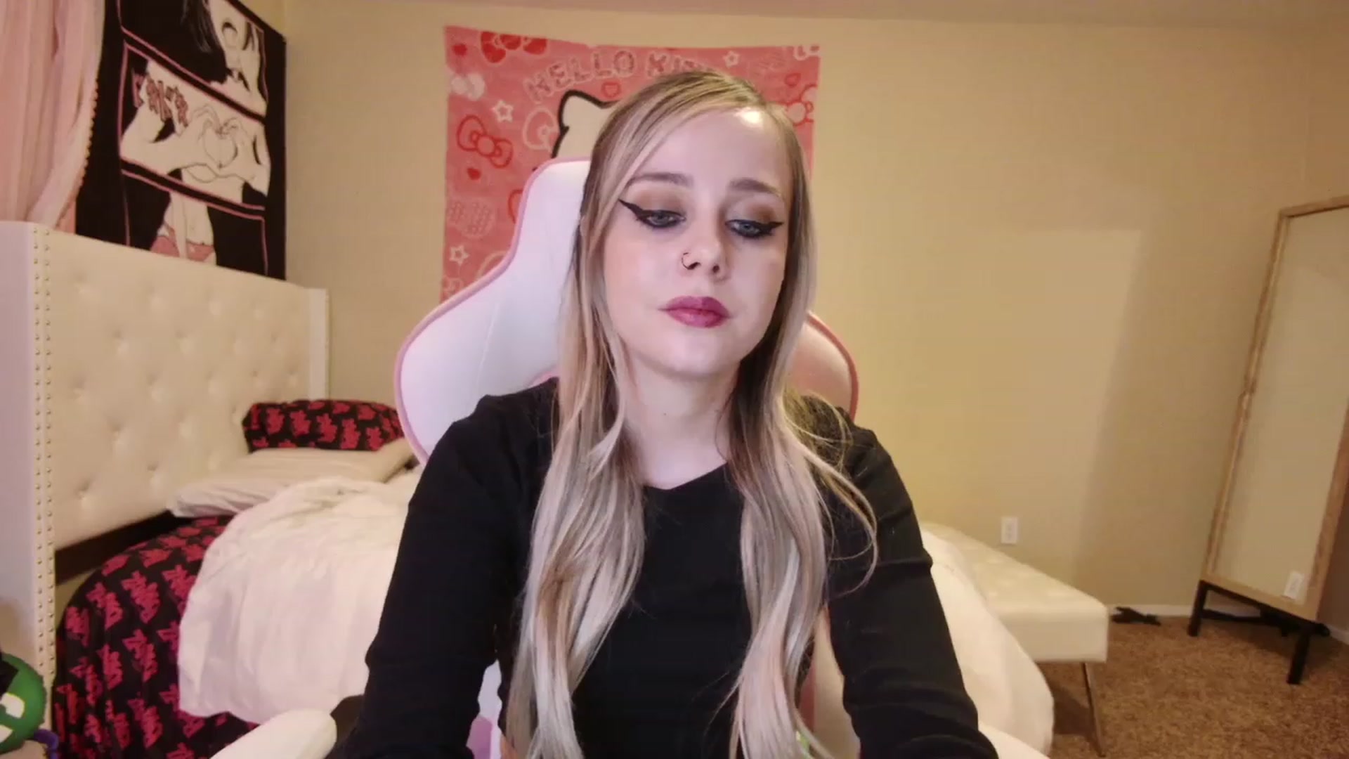 Gallery image thumbnail from lunalovelyy's myfreecams stream on, 03/18/2023, 08:10 image 14 of 20