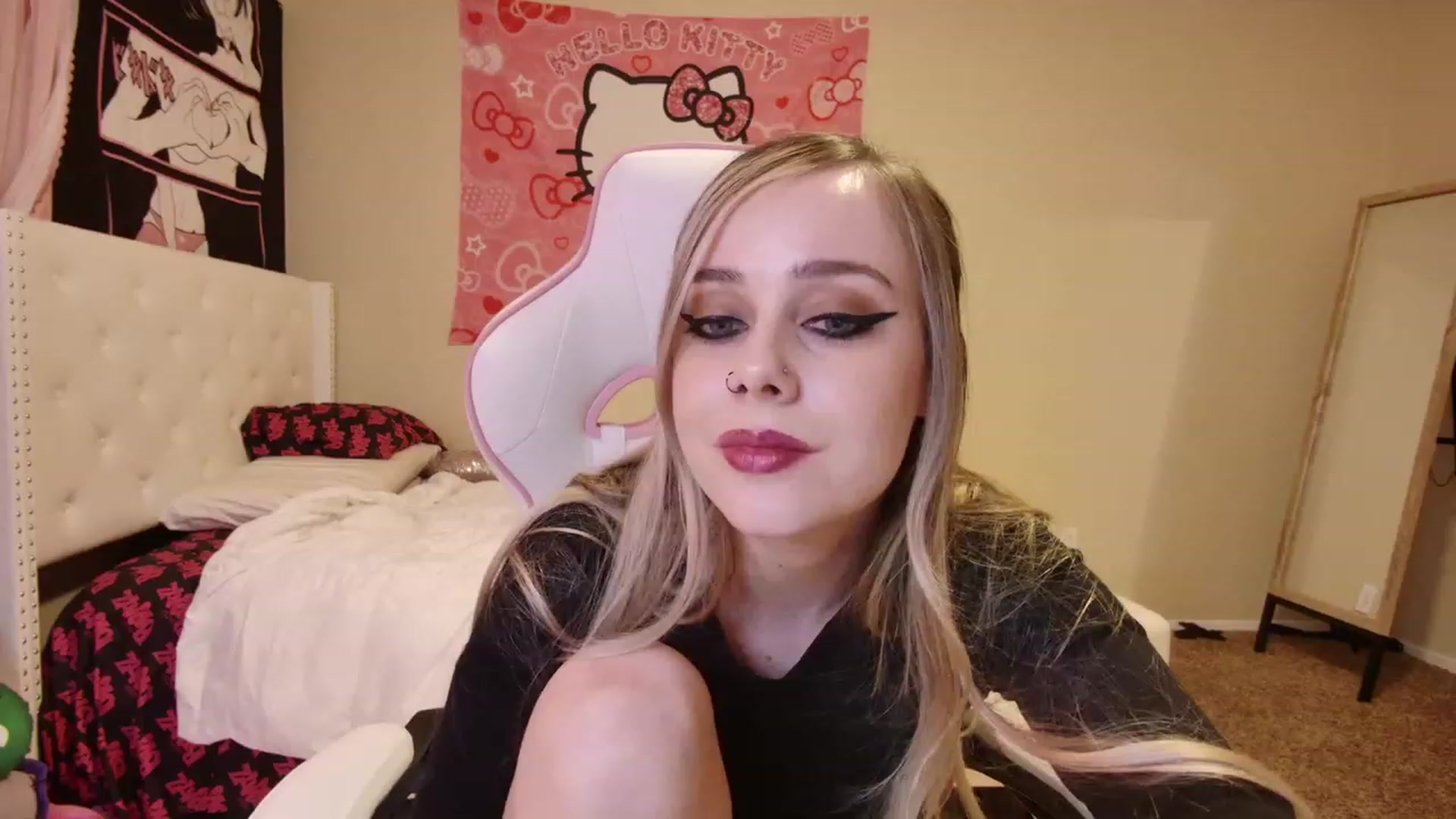 Gallery image thumbnail from lunalovelyy's myfreecams stream on, 03/18/2023, 08:10 image 1 of 20