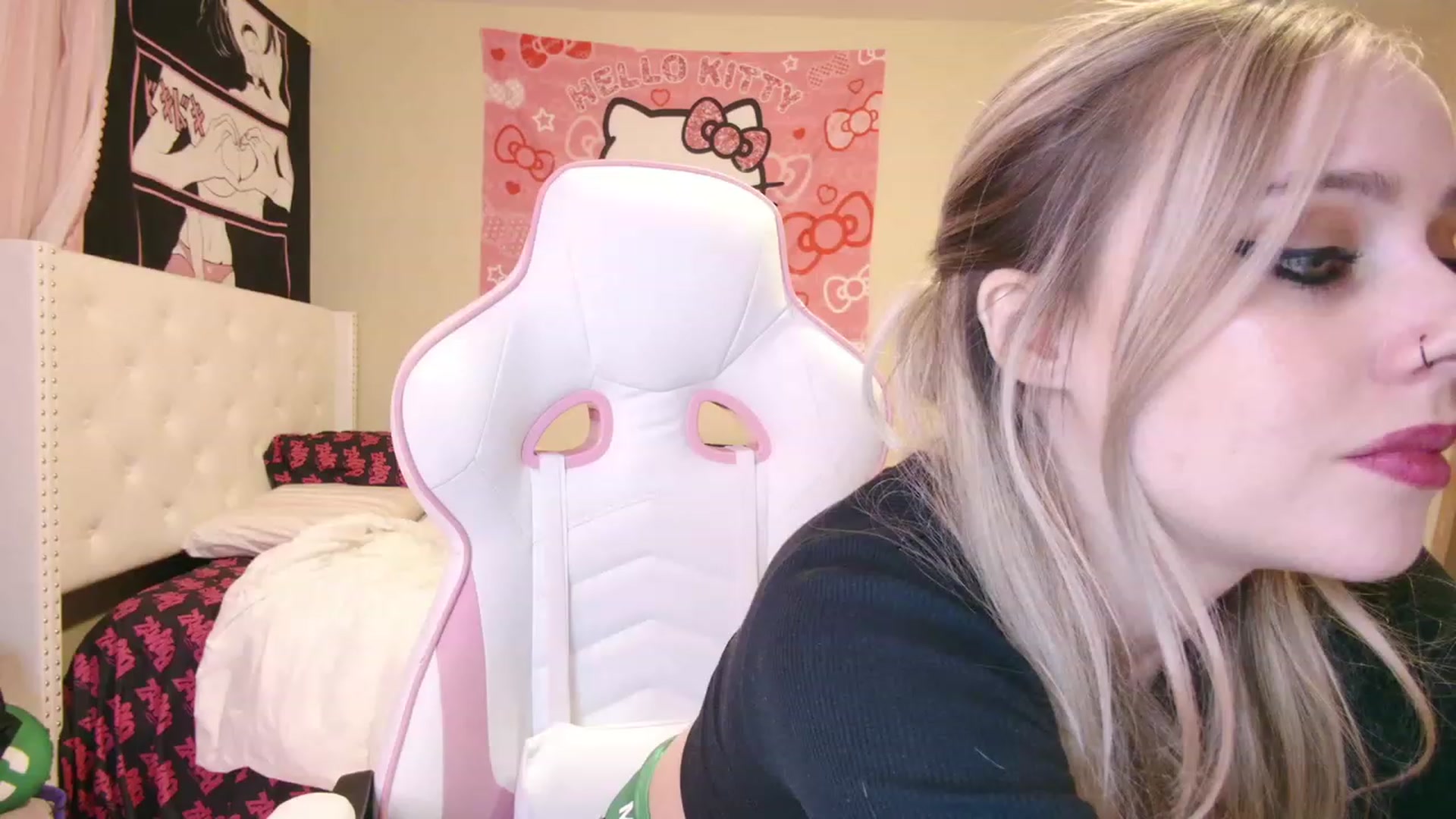 Gallery image thumbnail from lunalovelyy's myfreecams stream on, 03/18/2023, 08:10 image 7 of 20