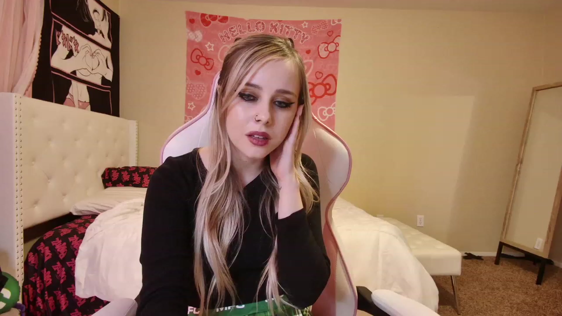 Gallery image thumbnail from lunalovelyy's myfreecams stream on, 03/18/2023, 08:10 image 15 of 20