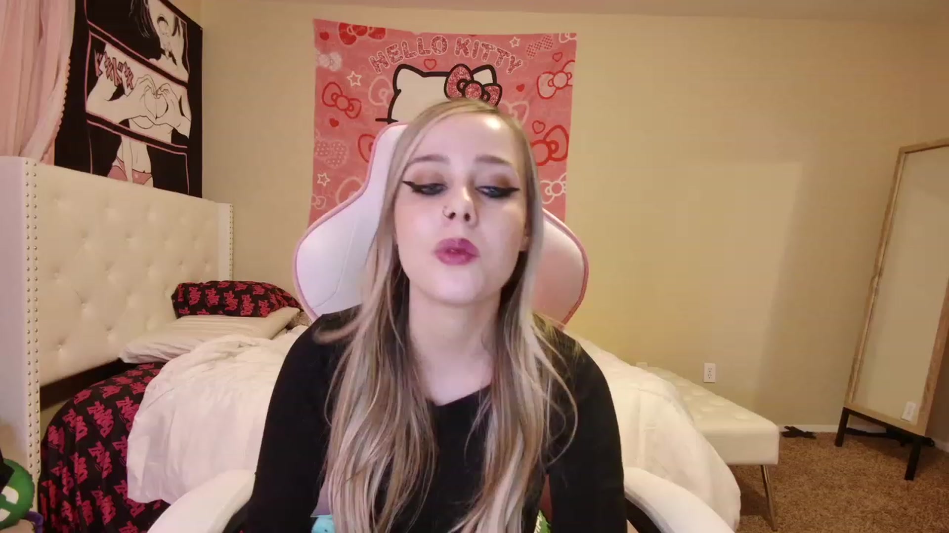 Gallery image thumbnail from lunalovelyy's myfreecams stream on, 03/18/2023, 08:10 image 17 of 20