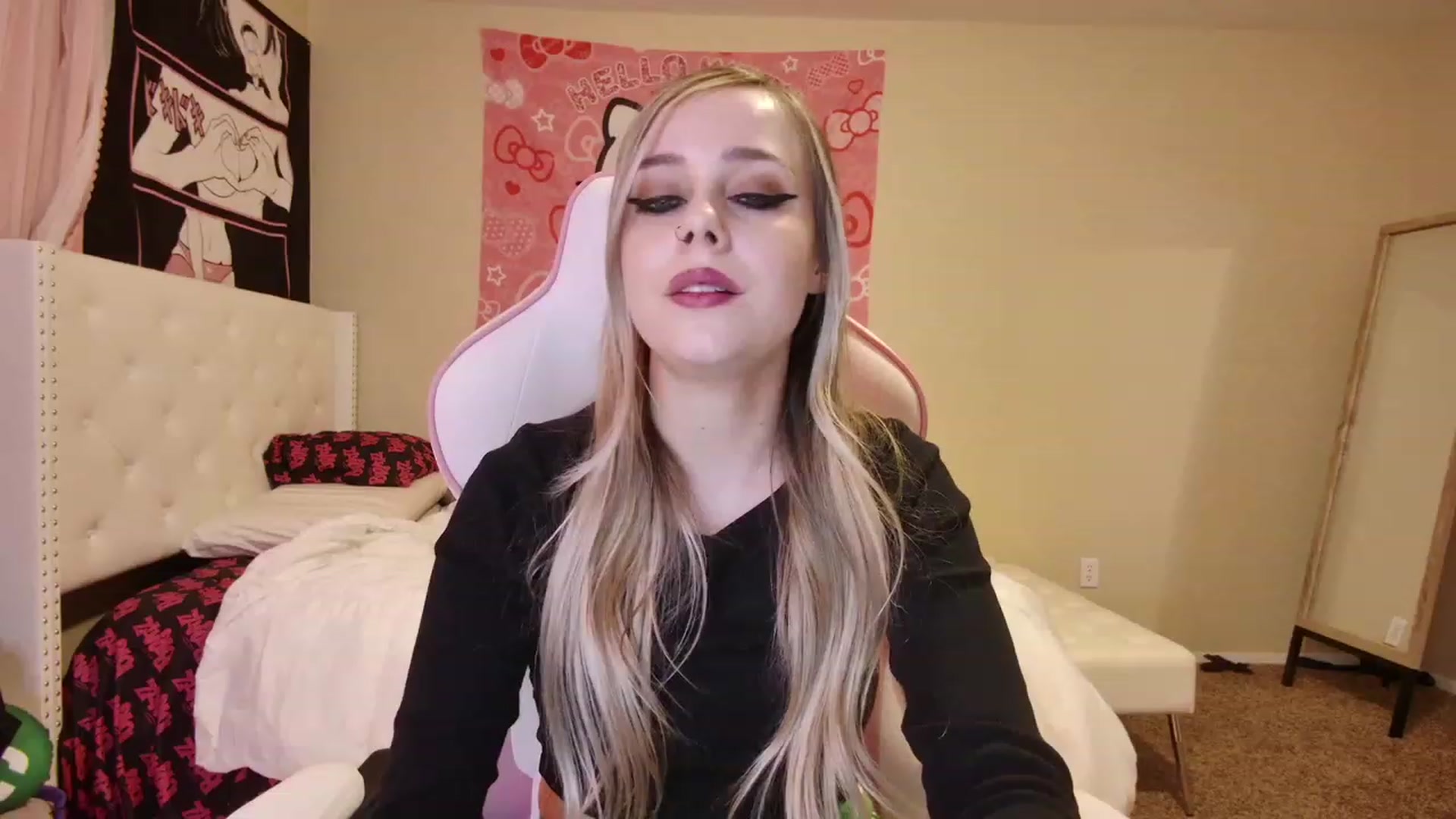Gallery image thumbnail from lunalovelyy's myfreecams stream on, 03/18/2023, 08:10 image 13 of 20